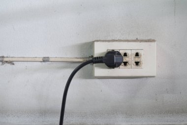 Eski soket, fiş ile elektrik prizine yakın çekim