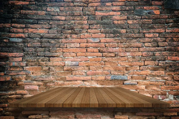 Parte superior vacía de estantes de madera en la antigua pared de ladrillo rojo backgr — Foto de Stock