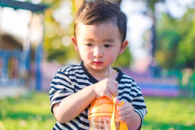 Asya bebek çocuk içecek su şişe açık bahçesi ile,