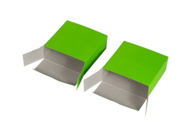 İki yeşil kutu kapağı açık ya da yeşil kağıt paket kutu ile izole 