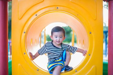 Oynama ve playg, sarı tünelde gülümseyen sevimli Asya çocuk
