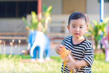 Asya bebek çocuk içecek su şişe açık bahçesi ile,