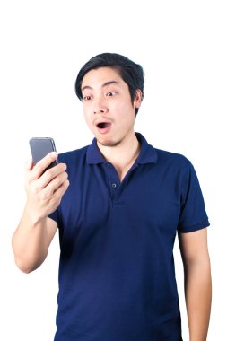 Beyaz arka plan üzerinde izole elinde cep telefonu ile Asya'ya ait adam