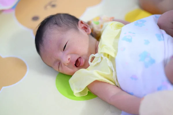 Asijské novorozené dítě na posteli — Stock fotografie