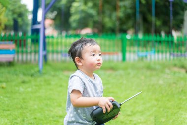 Küçük Asyalı çocuk (han kontrol bir radyo kontrol holding