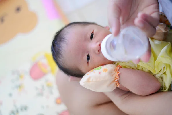 Mother feeding her baby infant from bottle, Baby drinking milk f — Stock Photo, Image