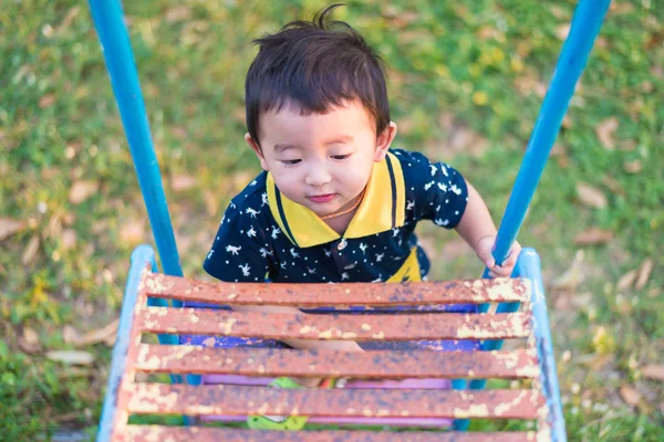 Un chico asiático sube las escaleras del parque. concepto de crecer . — Foto de Stock