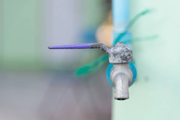 Alter Chromhahn und Wasserleitung. — Stockfoto