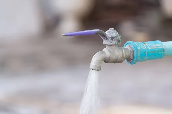 Wassertropfen aus altem Chromhahn und Wasserleitung. — Stockfoto