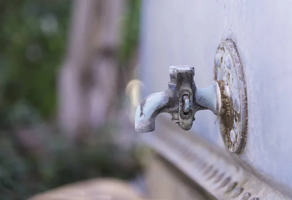 Alter Stahlhahn, Wasserhahn, Rost auf Stahl. — Stockfoto