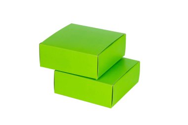 Yeşil kutuları yığılmış veya yeşil kağıt paket kutu üzerinde beyaz izole