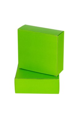 Yeşil kutuları yığılmış veya yeşil kağıt paket kutu üzerinde beyaz izole