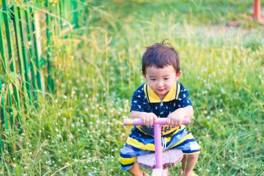 Asyalı Çocuk Bahçesi tahterevalli tahtaya sürme.