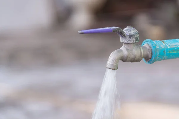 古いクロム蛇口と水のパイプラインからの水ドロップ. — ストック写真