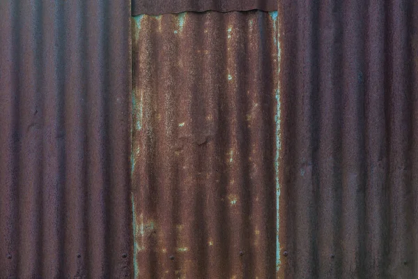 Starý rezavý vlnitý plechový zinek kovový zeď. — Stock fotografie