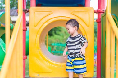 Oynama ve playg, sarı tünelde gülümseyen sevimli Asya çocuk