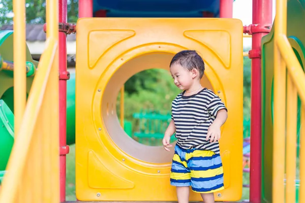 Oynama ve playg, sarı tünelde gülümseyen sevimli Asya çocuk