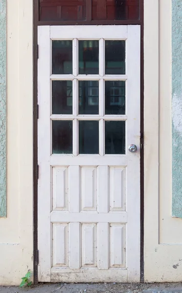 Weiße Wand und Holztür, Hintergrundstruktur. — Stockfoto