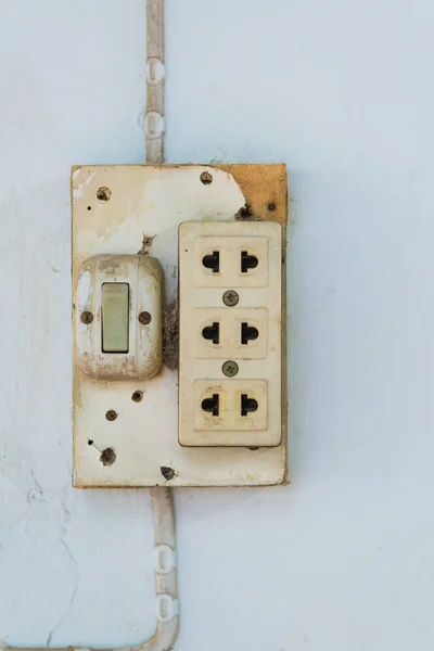 जुन्या सॉकेट बंद-अप, भिंतीवर विद्युत आउटलेट — स्टॉक फोटो, इमेज