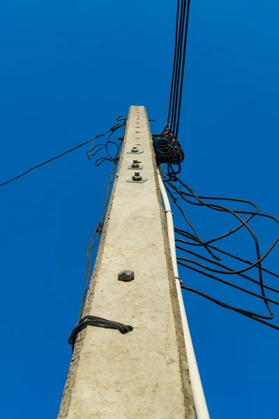 Poste de alta tensión con cables enredados . — Foto de Stock