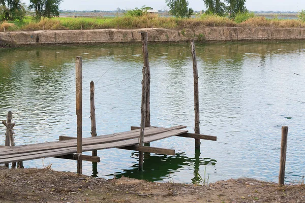 Puente de madera en piscifactoría piscina . —  Fotos de Stock