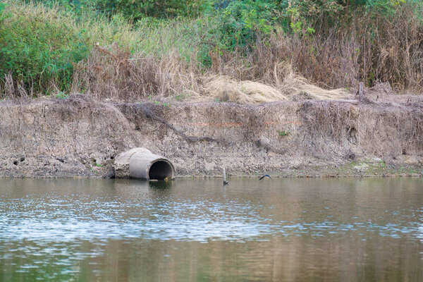 Старая бетонная сточная вода на рыбных фермах
.