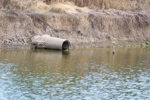 Agua de drenaje de hormigón antiguo en piscifactorías . —  Fotos de Stock