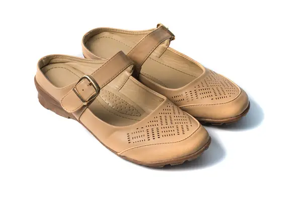 Béžové Semišové sandály s pásky Dámské boty, izolované na bílém bac — Stock fotografie
