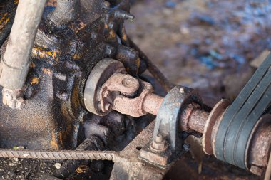 Eski paslı şanzıman ve grunge petrol di ile tahrik mili parçası