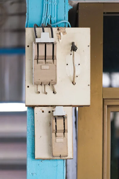 सॉकेट आउटलेटसह जुन्या विद्युत शक्ती सुरक्षा ब्रेकर . — स्टॉक फोटो, इमेज