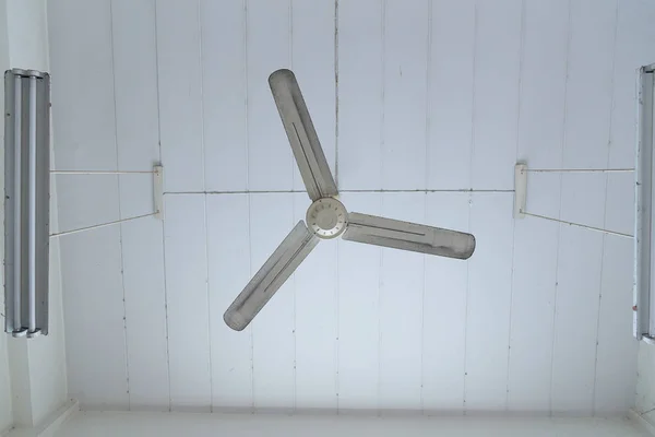 Špinavé bílé stropní ventilátor v pokoji. — Stock fotografie