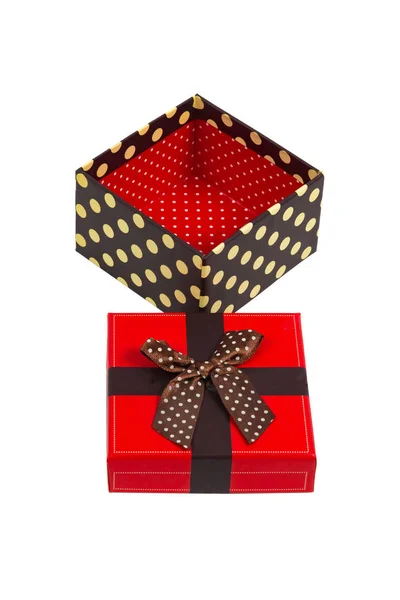 Caja de regalo con capuchón rojo y cinta, aislada sobre fondo blanco . — Foto de Stock