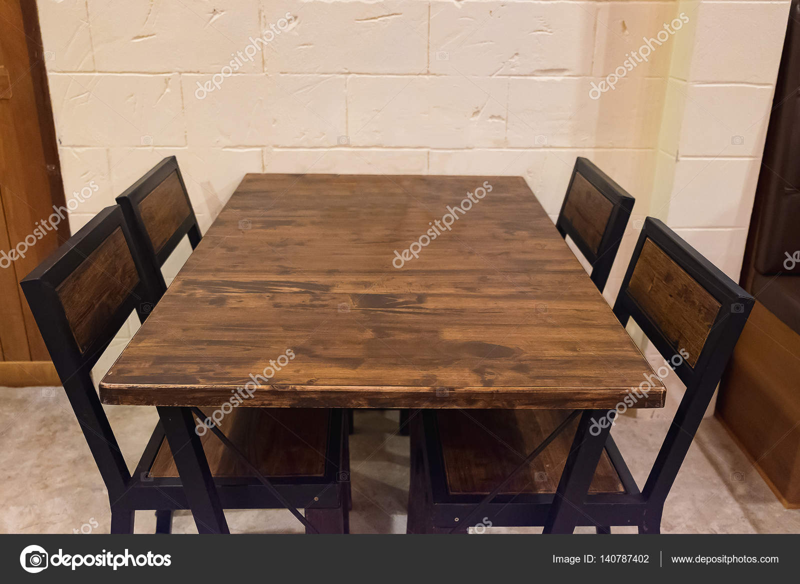 Esstisch Aus Eiche Mit Stuhlen Im Dunklen Raum Stockfoto C Pookpiik 140787402