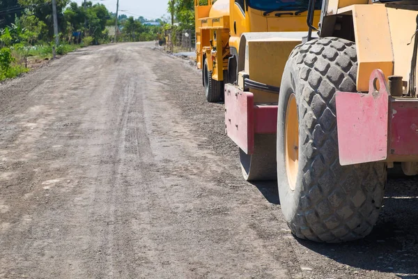 Vehículo de construcción de carreteras en la carretera rural áspera . — Foto de Stock