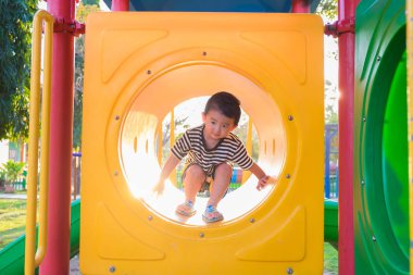 Oynama ve playg, sarı tünelde gülümseyen sevimli Asya çocuk