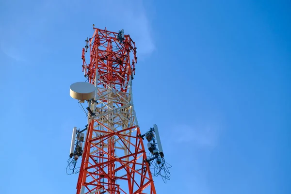 Tour d'antenne de communication de téléphone portable avec le ciel bleu et c — Photo