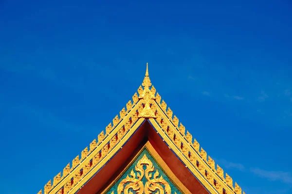 Goldene Farbe Dach des buddhistischen Tempels mit blauem Himmel Hintergrund. — Stockfoto