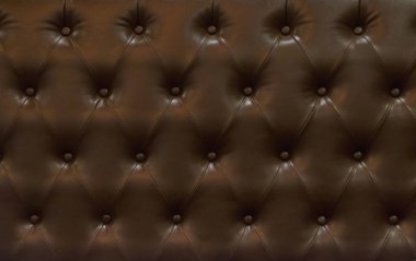 Koyu kahverengi deri koltuk desen retro tarzı.