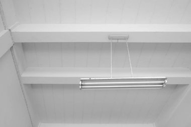 Floresan lamba beyaz tavan betona asmak,