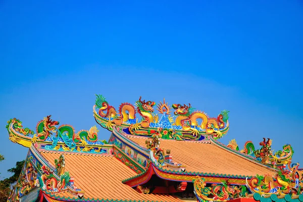 Estatua de dragón en el techo del templo chino con cielo azul — Foto de Stock