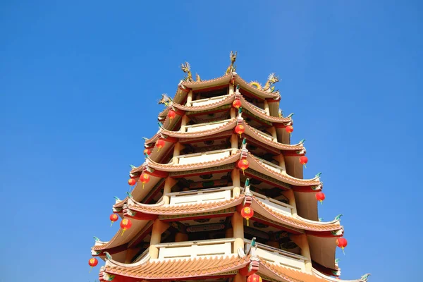 Parte superior de los templos chinos pagoda con cielo azul . — Foto de Stock