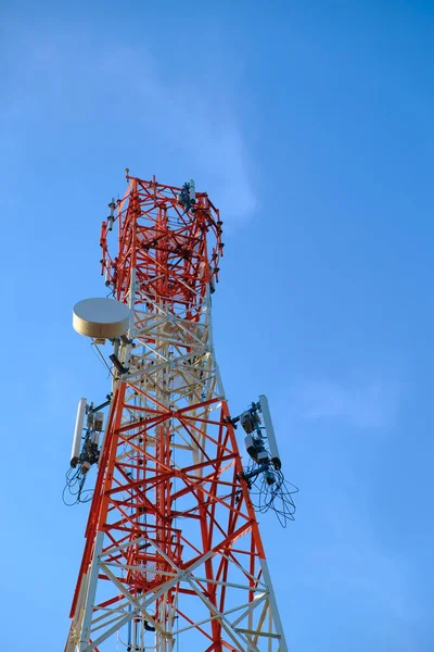 Torre de la antena de la comunicación del teléfono móvil con el cielo azul y c — Foto de Stock