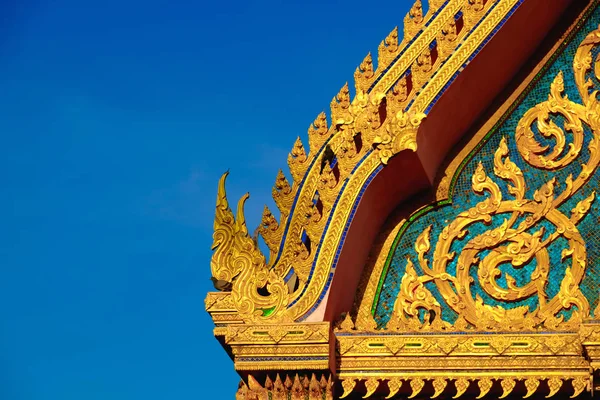 Tetto color oro del tempio buddista con sfondo cielo blu . — Foto Stock