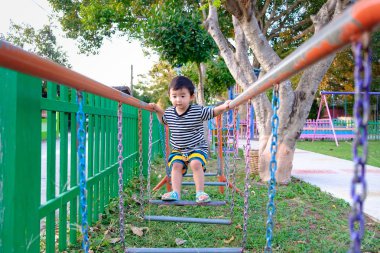Asyalı çocuk asmak açık Bahçesi, metal çubuk.