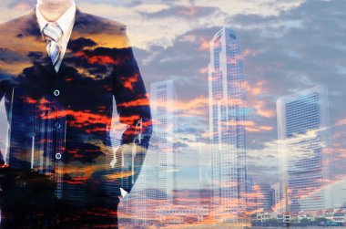 Çift pozlama, işadamı görünümü günbatımı çağdaş şehir backg