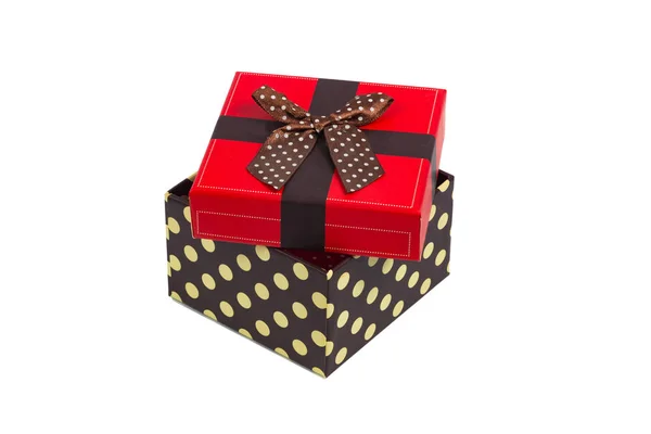 Caja de regalo con capuchón rojo y cinta, aislada sobre fondo blanco . — Foto de Stock