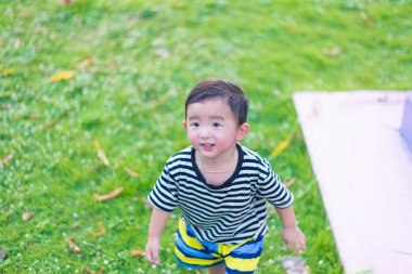 Küçük Asyalı çocuk ile düşünme ve bir yerde seyir yakın çekim