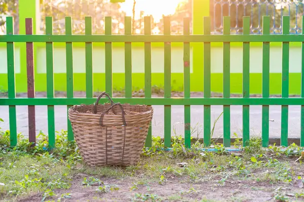 Weben Papierkorb, Mülleimer aus Bambus Weben auf Gras fi — Stockfoto