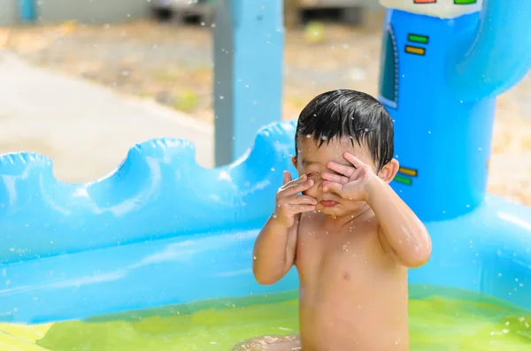 Menina asiática jogando na piscina inflável do bebê no verão quente — Fotografia de Stock