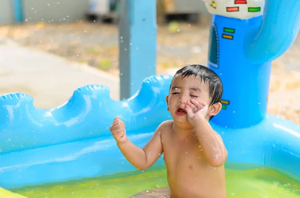 Asiatisches Kind spielt an heißen Sommertagen im aufblasbaren Babypool — Stockfoto